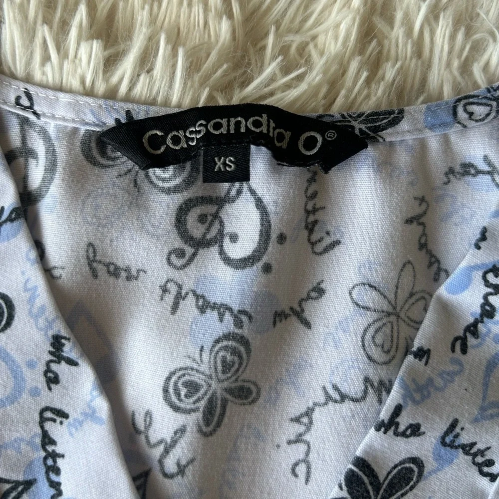 Cassandra O Music Print Woman’s XS Scrub Top - Picture 6 of 6